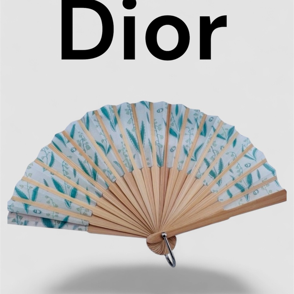 Dior Limited Edition Lucky
Christian Dior Green Summer
Fan Set - Picture 5 of 5